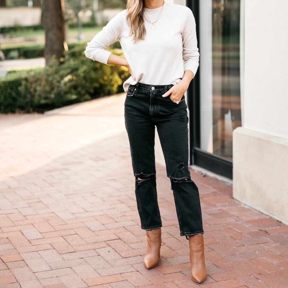 A & F• Ultra High Rise Mom Jean - black distressed Abercrombie & Fitch